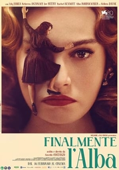 Bewonder een beeldschone Lily James in de langverwachte Amerikaanse trailer van 'Finally Dawn'