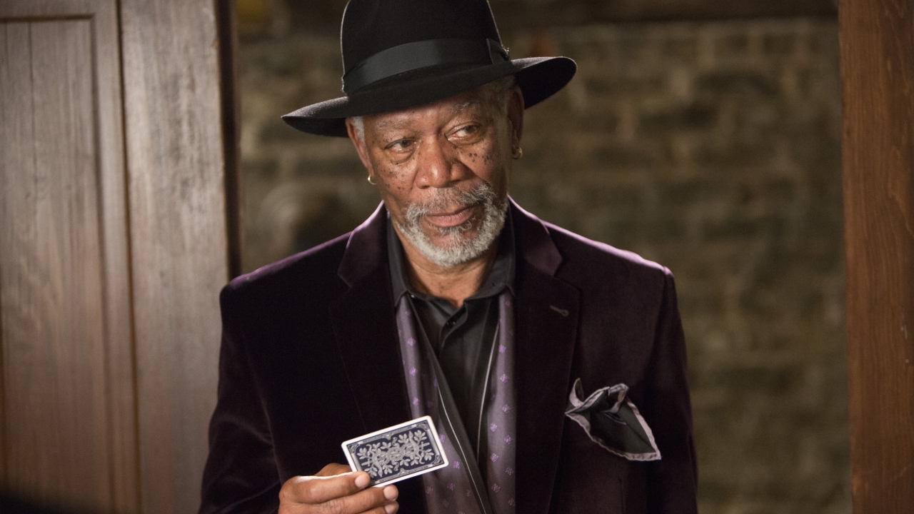 Morgan Freeman krijgt enorm veel kritiek voor zijn absurde filmpjes met 'nepo niece'