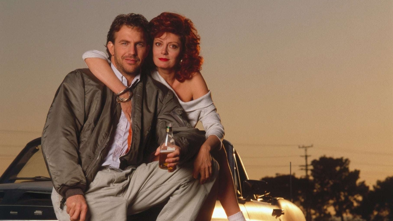 Gladgetrokken Kevin Costner (69) lijkt wel een wandelende Barbiepop