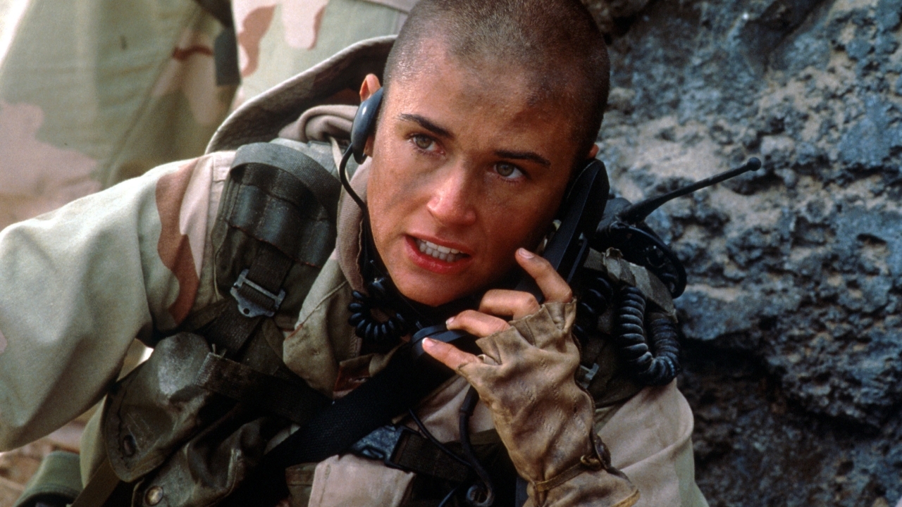 Demi Moore showt dat ze nog steeds een 'GI Jane' in zich heeft zitten
