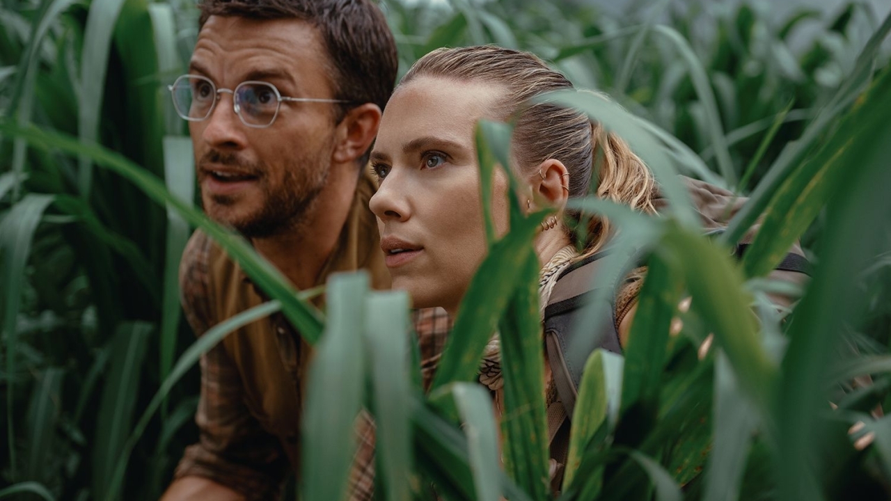 Gave foto uit de nieuwe 'Jurassic World': Scarlett Johansson in een dinonest