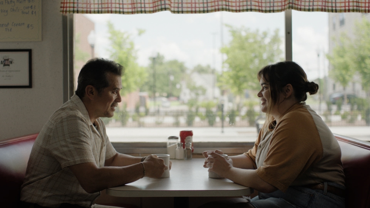 Barbie Ferreira en John Leguizamo scheppen een speciale band in de emotionele trailer van 'Bob Trevino Likes It'