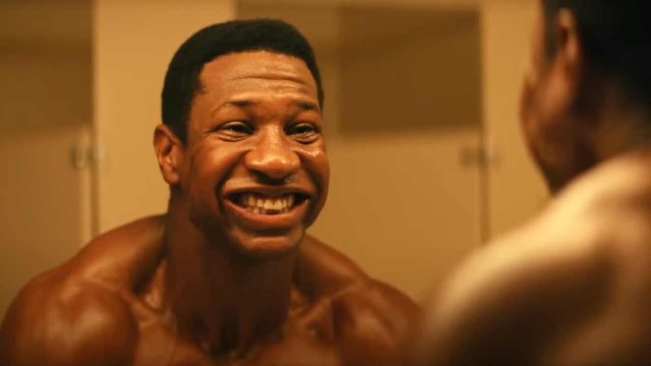 Gecancelde Jonathan Majors duikt op in trailer voor bejubelde 'Magazine Dreams'