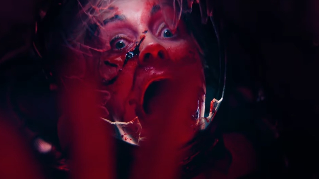 Eiza González worstelt met geheugenverlies op een onbekende planeet in de spannende trailer van 'Ash'