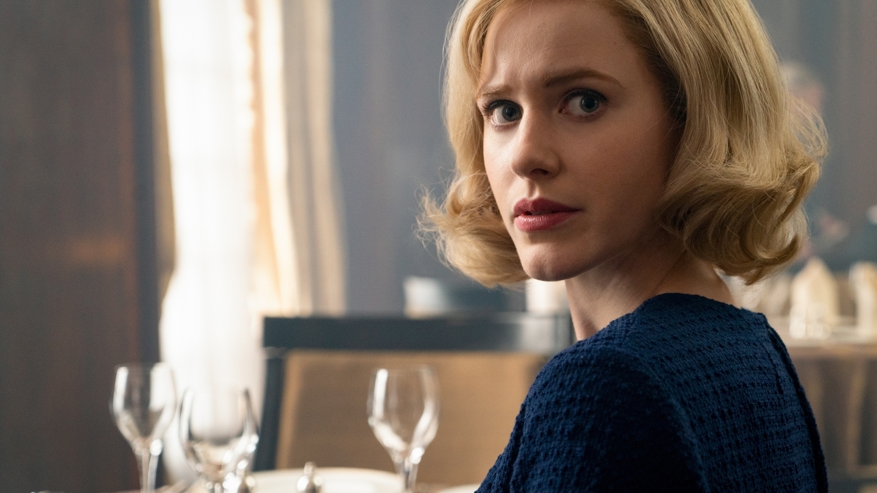 Actrice Rachel Brosnahan (Superman) laat je steil achteroverslaan in spetterende jurk