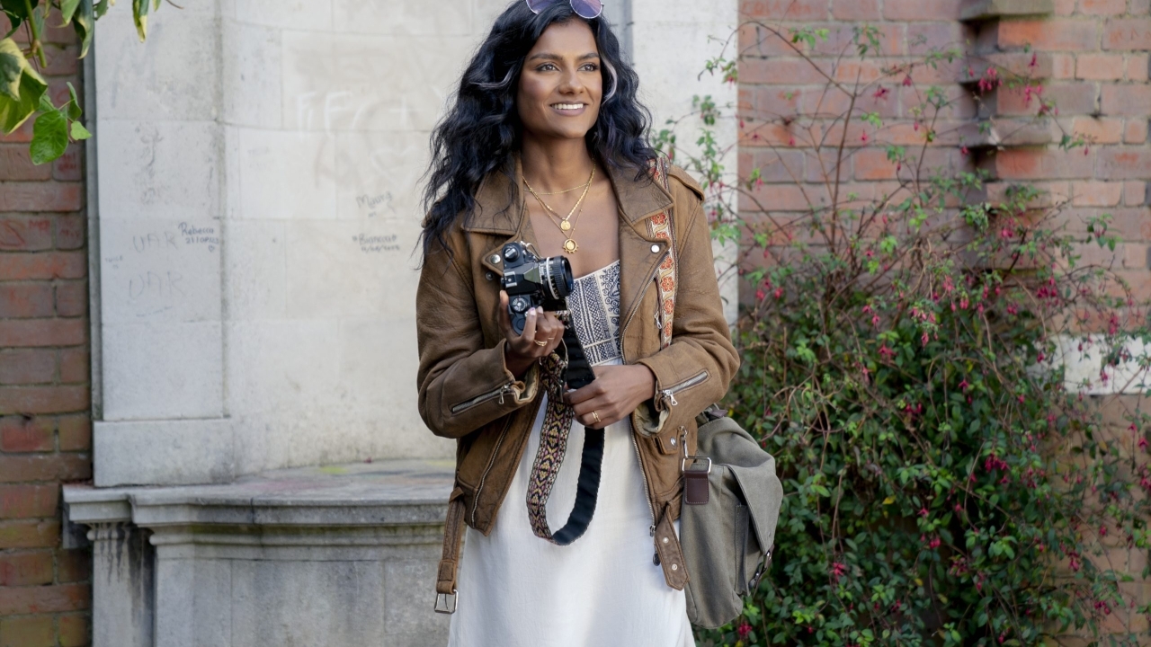 Simone Ashley en Hero Fiennes Tiffin vinden opnieuw de liefde in de trailer van 'Picture This'