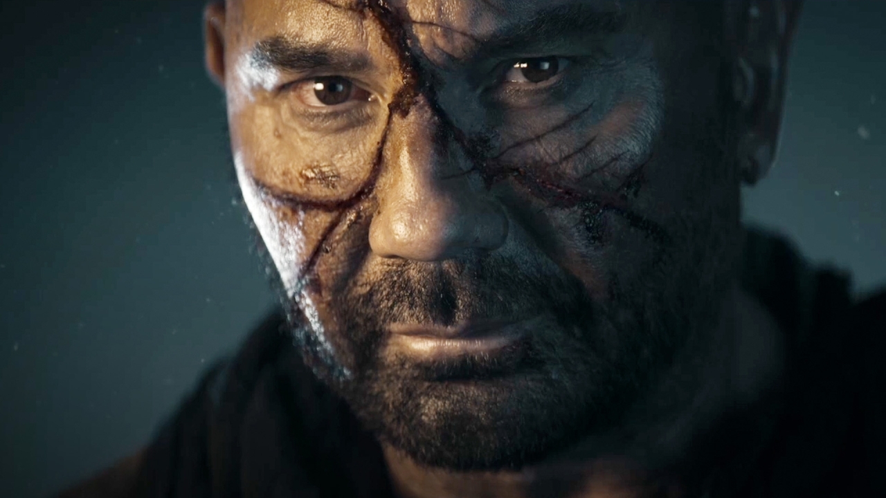 Dave Bautista en Milla Jovovich vechten tegen duistere wezens in de post-apocalyptische trailer van 'In The Lost Lands'