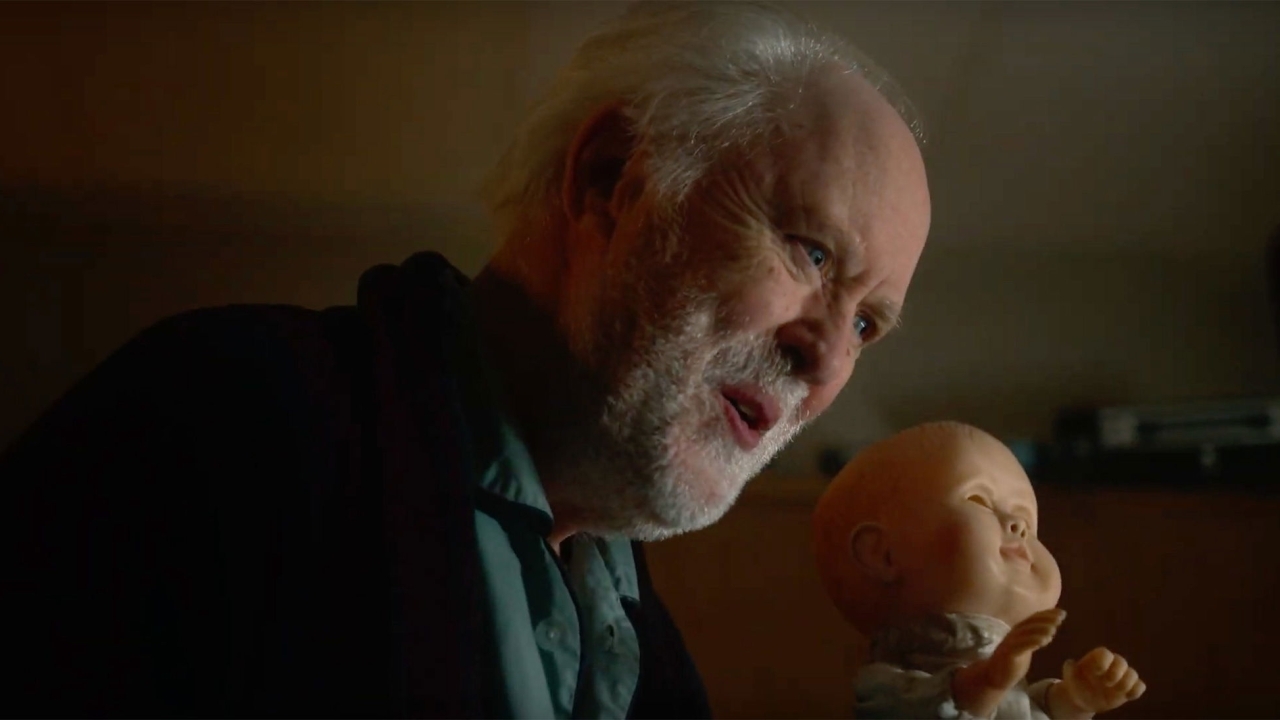 Geoffrey Rush moet het opnemen tegen een sadistische John Lithgow en zijn enge pop in de officiële trailer van 'The Rule of Jenny Pen'