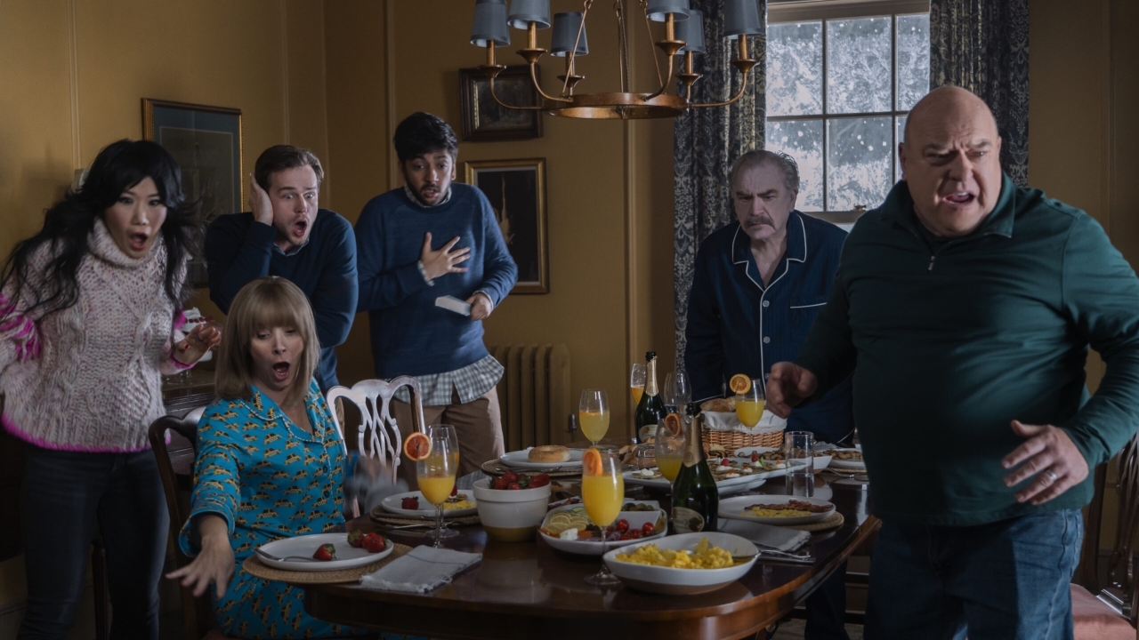 Lisa Kudrow en Brian Cox krijgen bezoek van een poltergeist in de trailer van 'The Parenting'