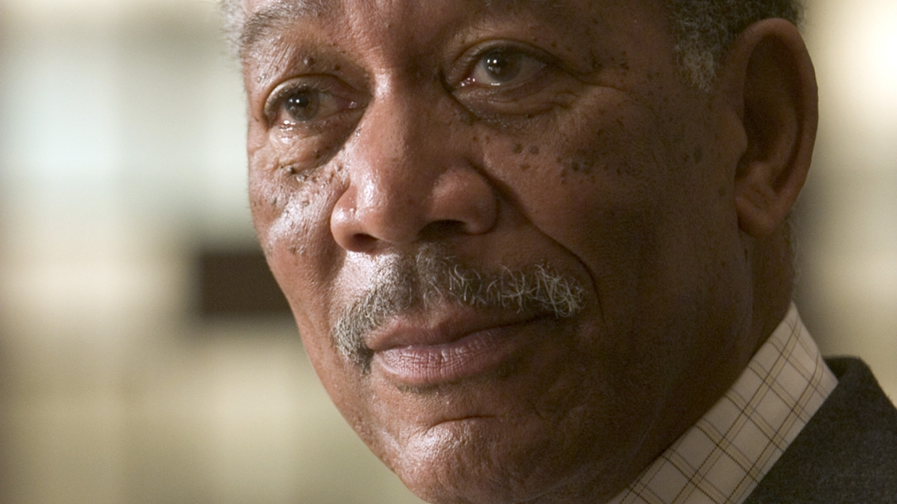 Waarom Morgan Freeman maar één handschoen draagt tijdens de Oscars