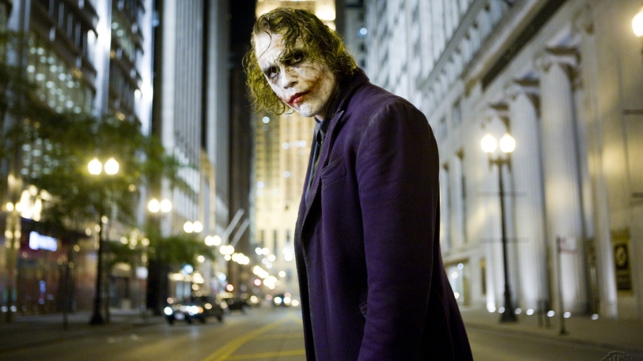 Christian Bale barstte op het podium in tranen uit toen hij over Heath Ledger sprak
