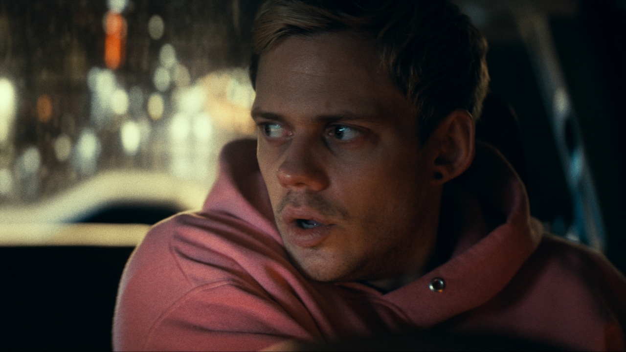 Bill Skarsgård had "letterlijk een pijnlijke reis" achter de schermen van 'Locked'