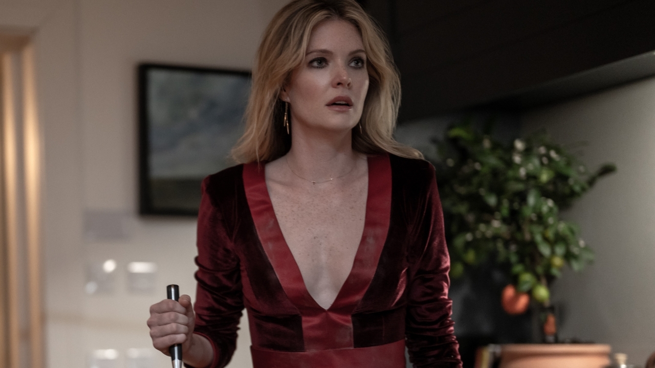 Meghann Fahy laat zien "hoe gevaarlijk een moeder kan zijn" in de trailer van 'Drop'