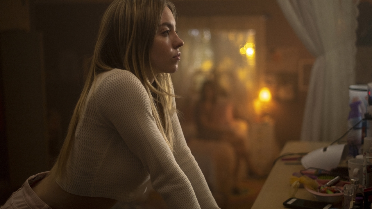 Marvel-actrice Sydney Sweeney maakt onmogelijke bewegingen in een zwembad