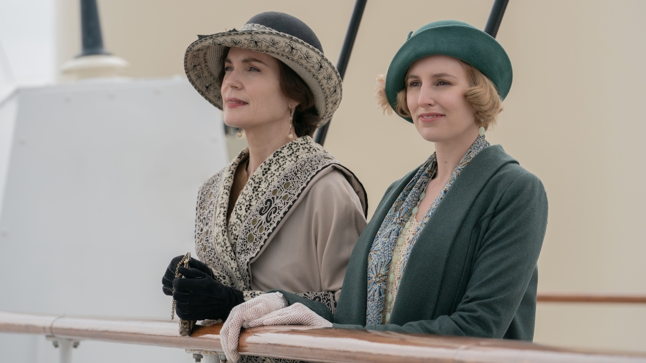 Teaserposter onthult vrouw in rode jurk in 'Downton Abbey: The Grand Finale'
