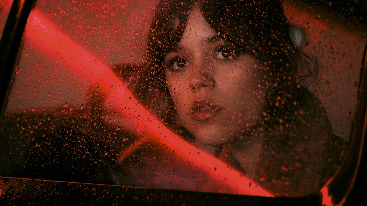 Jenna Ortega terroriseert een slapeloze The Weeknd in de onheilspellende trailer van 'Hurry Up Tomorrow'