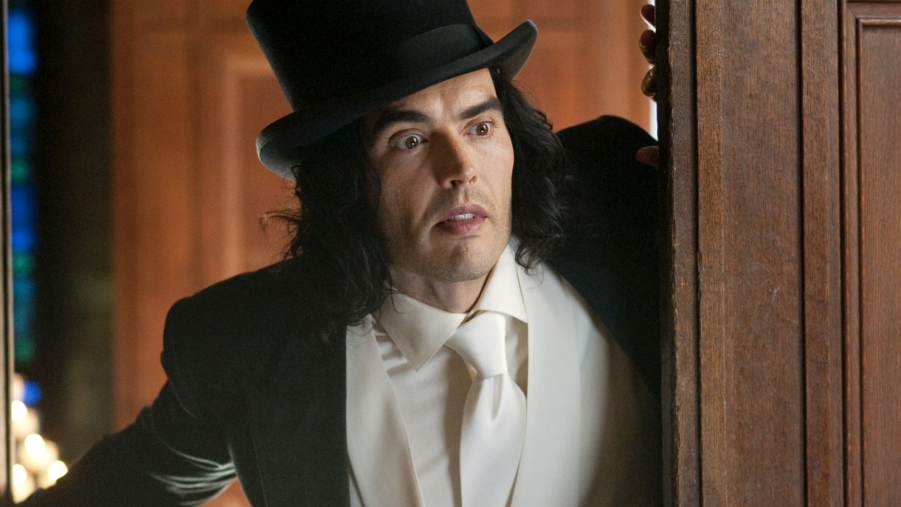 Acteur Russell Brand gaat diep door het stof: reageert op heftige aanklacht van verkrachting