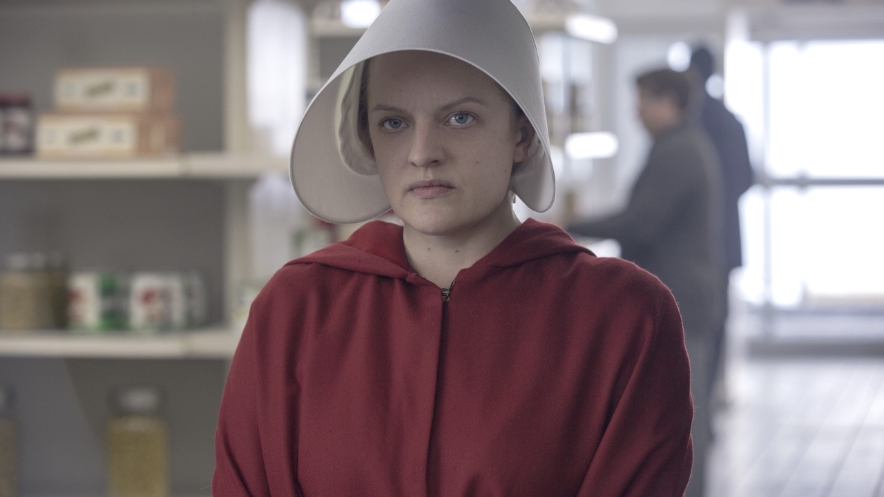 Elisabeth Moss over bizar crewlid-verzoek: "Hij claimde mijn gedragen ondergoed"