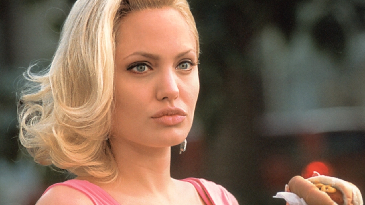 Compleet vergeten film met hoogblonde Angelina Jolie scoort op Netflix: "gekunsteld en voorspelbaar"
