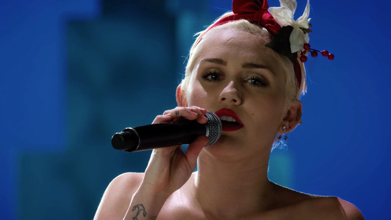 Miley Cyrus verpakt zichzelf in "iets moois" op Insta-foto waar je zeker 10 seconden naar kijkt
