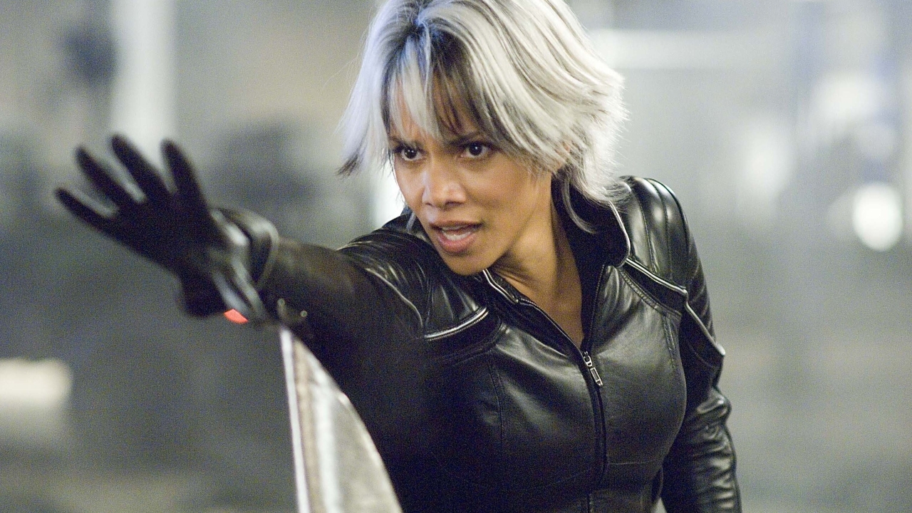 Schokkende outfit Halle Berry verdeelt kijkers: Vergat ze haar ondergoed?