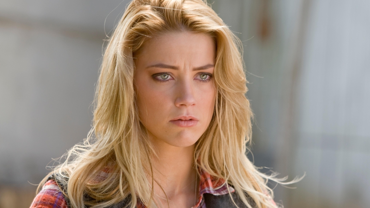 Amber Heard leeft een compleet ander leven en komt met verrassend nieuws op moederdag