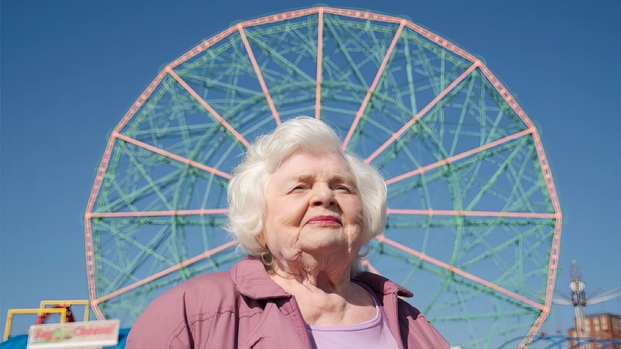 Hoe is het om geregisseerd te worden door Scarlett Johansson? June Squibb doet een boekje open