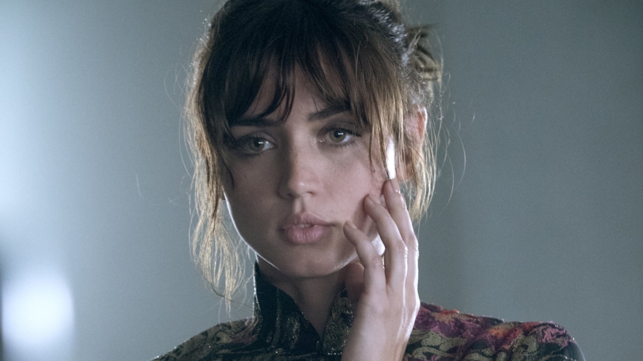 Ana de Armas promoot haar nieuwe film 'Ballerina' in waanzinnige jurk