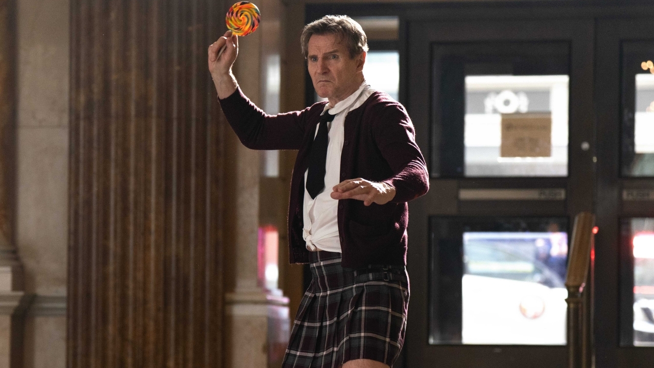 Gegarandeerd chaos in 'The Naked Gun': Liam Neeson is Frank Drebin in nieuwe trailer