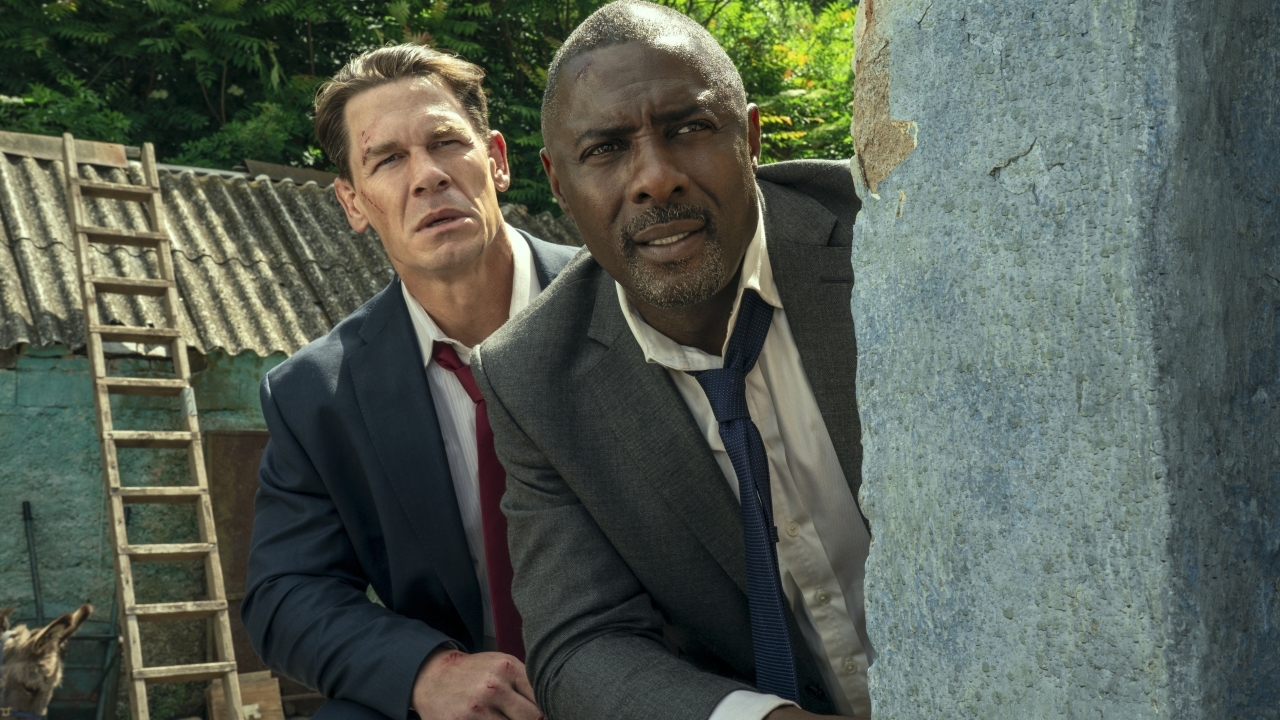 Idris Elba is nog cooler door deze toffe bijbaan en lijkt erg op John Cena