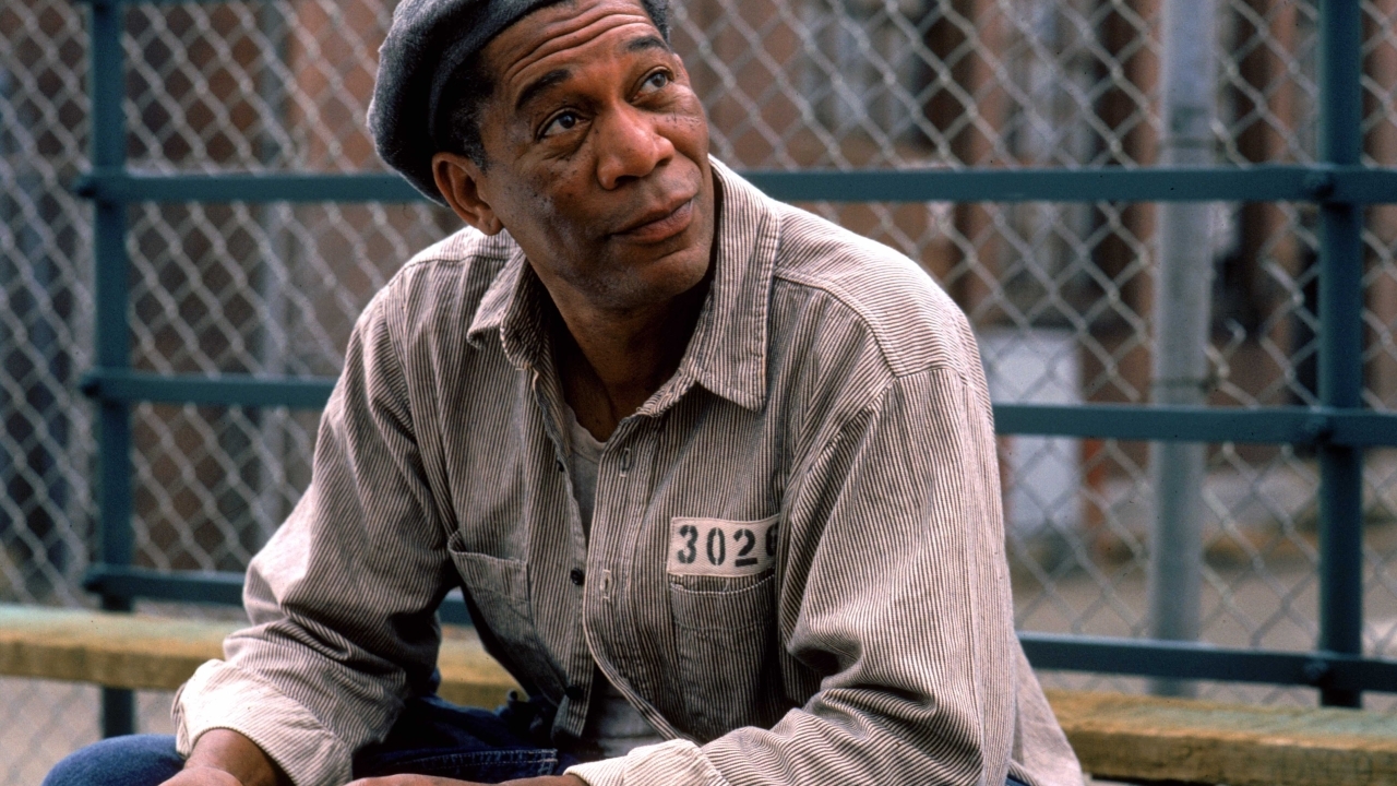 Waarom Morgan Freeman zelden zonder handschoen verschijnt