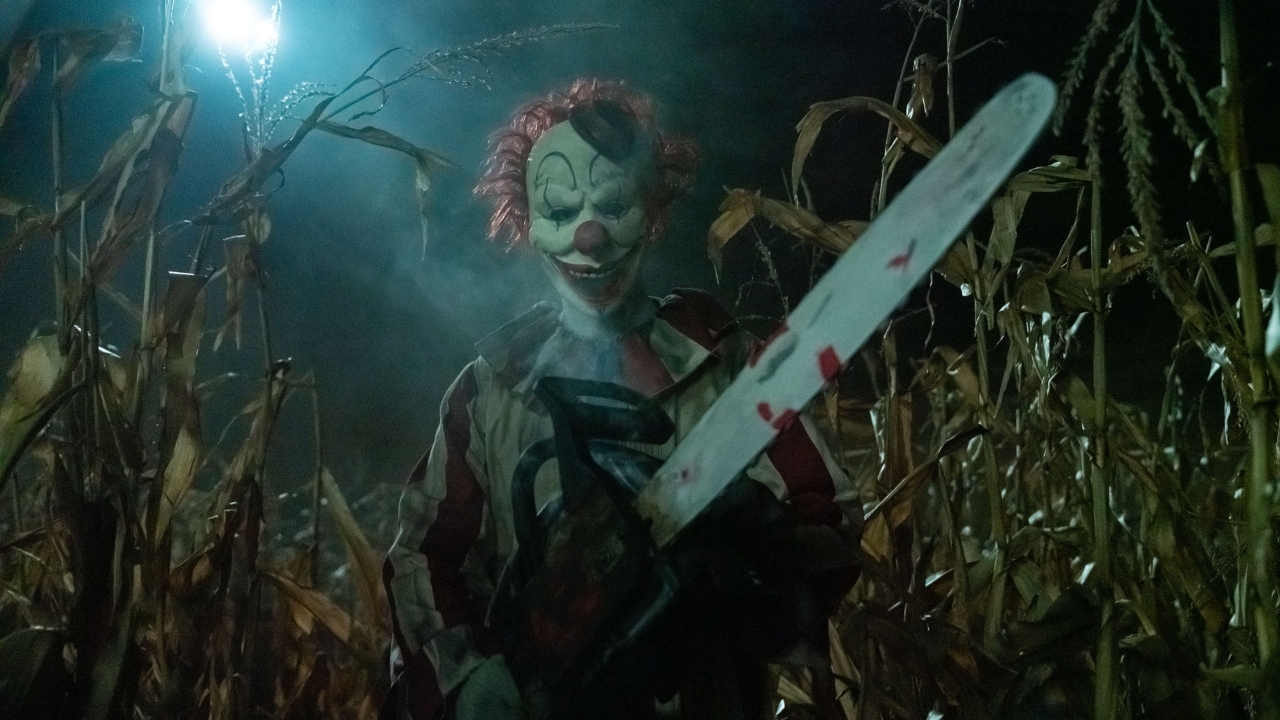 De 'Terrifier'-achtige horrorfilm 'Clown in a Cornfield' draait vanaf deze dag in de Nederlandse bioscopen