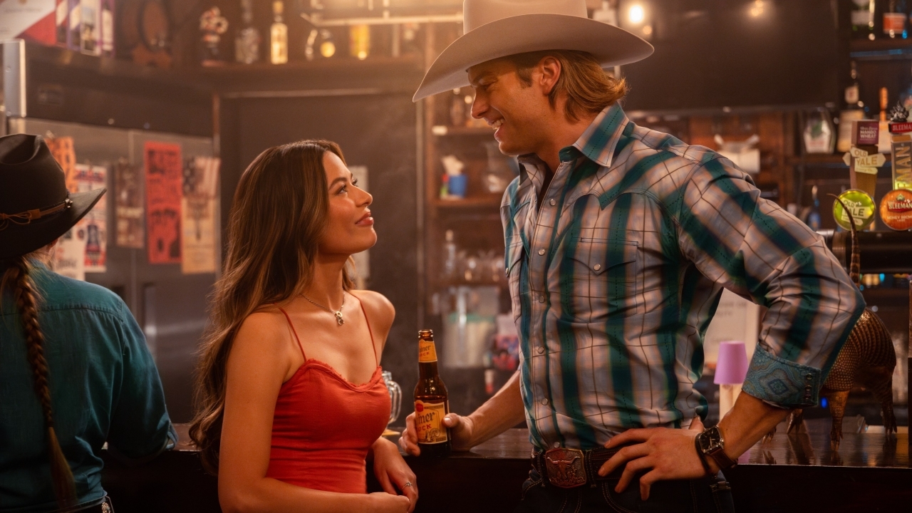 Trailer 'The Wrong Paris: 'Miranda Cosgrove wordt flink misleid in de 'The Bachelor'-parodie