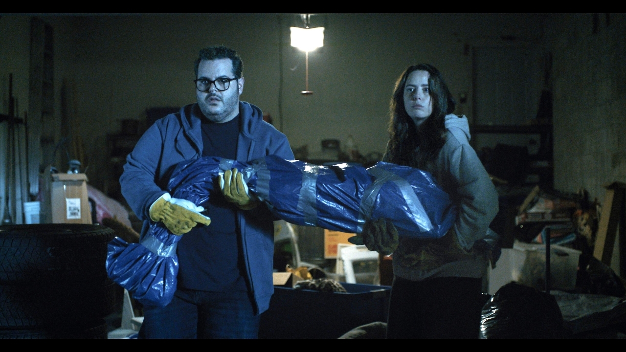 Josh Gad en Kaya Scodelario graven zichzelf diep in de problemen in de trailer van de duistere komediefilm 'Adulthood'