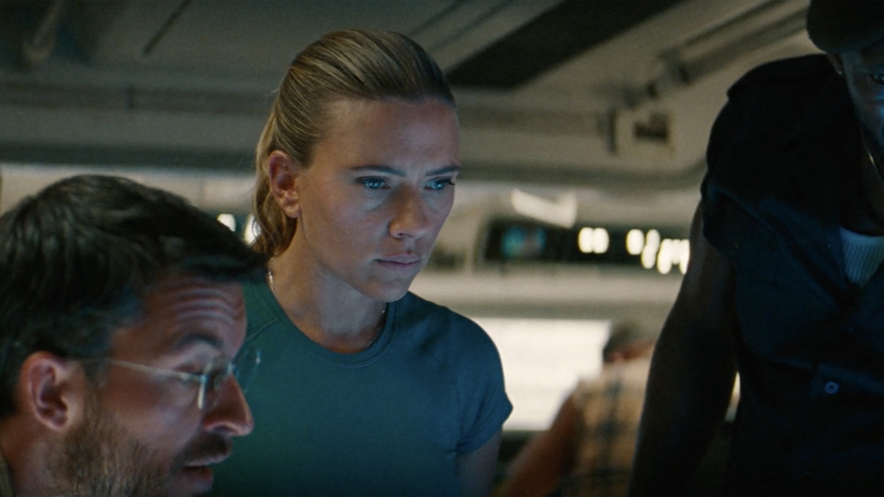 Scarlett Johansson en 'Jurassic World Rebirth'-collega blijken buitengewoon innig, maar noemen het "vriendschappelijk"