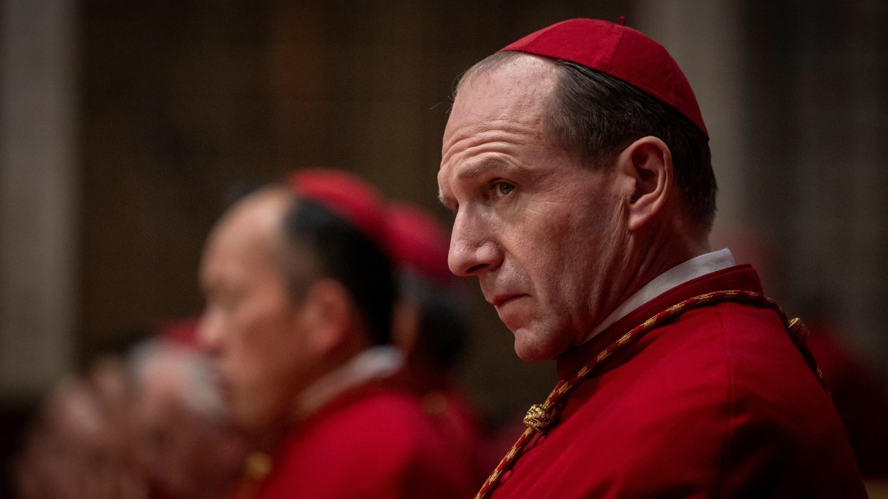 Setfoto's nieuwe 'Hunger Games' tonen eerste blik op Ralph Fiennes als President Snow