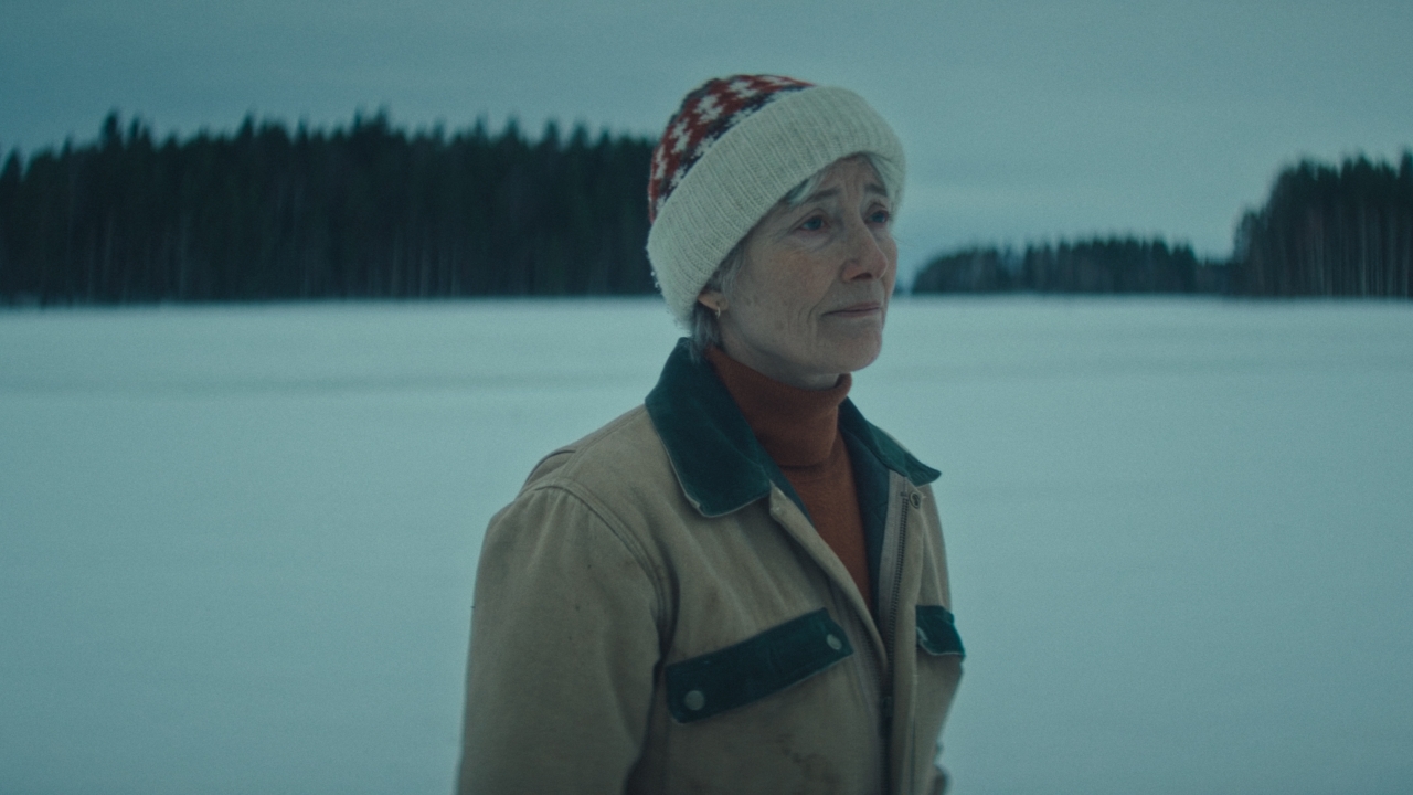 Emma Thompson wordt overspoeld door emoties in nieuwe clip van survivalthriller 'Dead of Winter'
