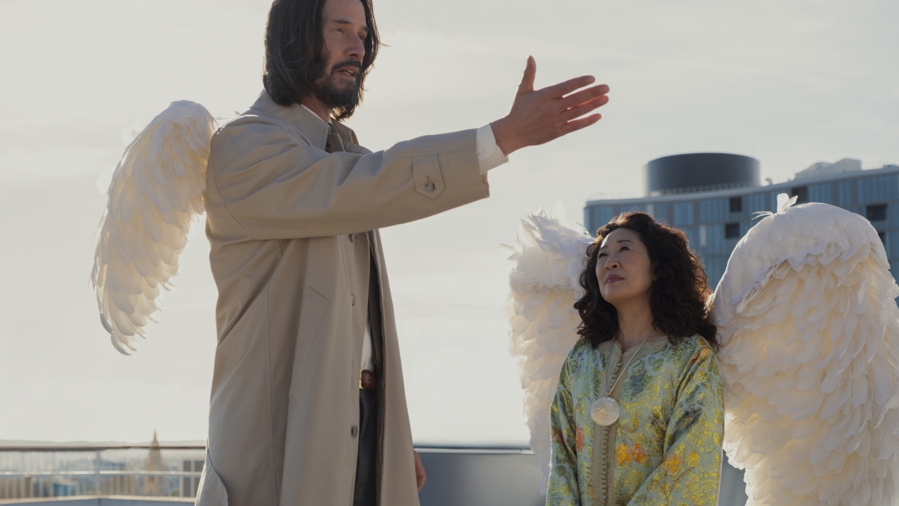 Keanu Reeves moet voor straf onder de mensen leven in de nieuwe trailer van 'Good Fortune'