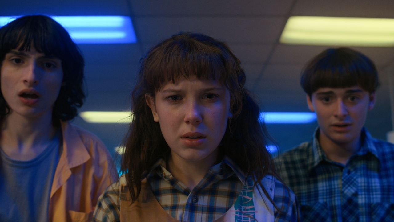 Millie Bobby Brown duikt op als "kerstmeisje", en lijkt ook veel ouder dan 21 jaar
