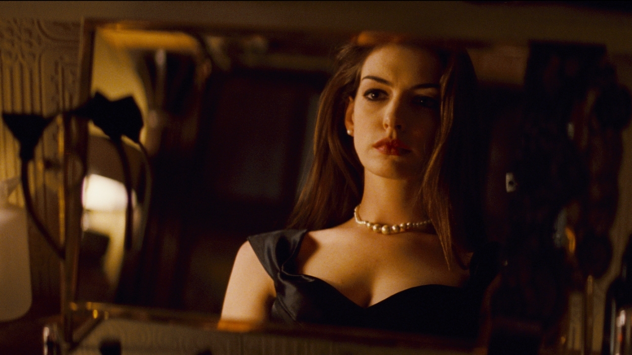 De "duistere" thriller met Anne Hathaway krijgt het eerste voorproefje