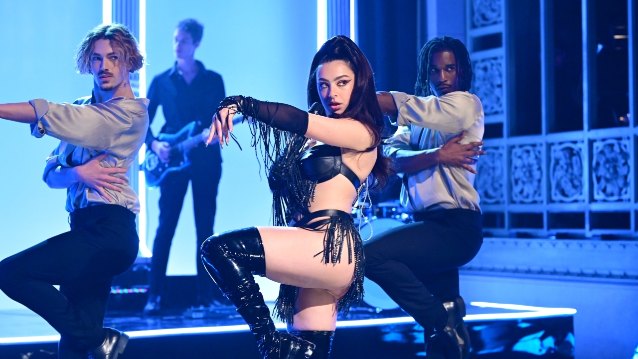Chaotische trailer voor 'The Moment'