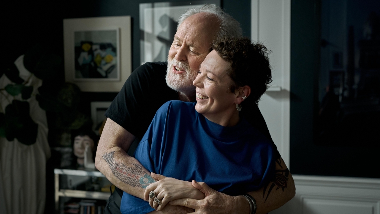 Olivia Colman en John Lithgow ontrafelen gespannen familiedynamiek in de trailer van 'Jimpa'
