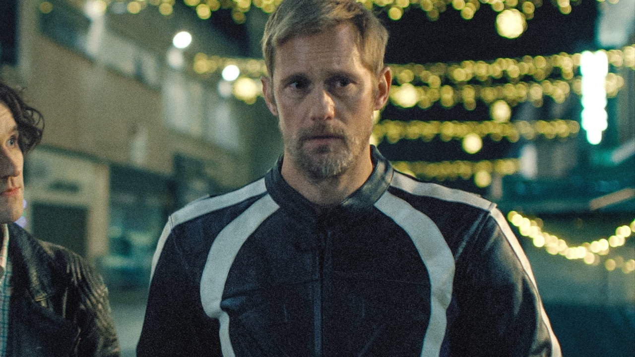 Alexander Skarsgård zit strak in het leer in de pikante trailer van 'Pillion'