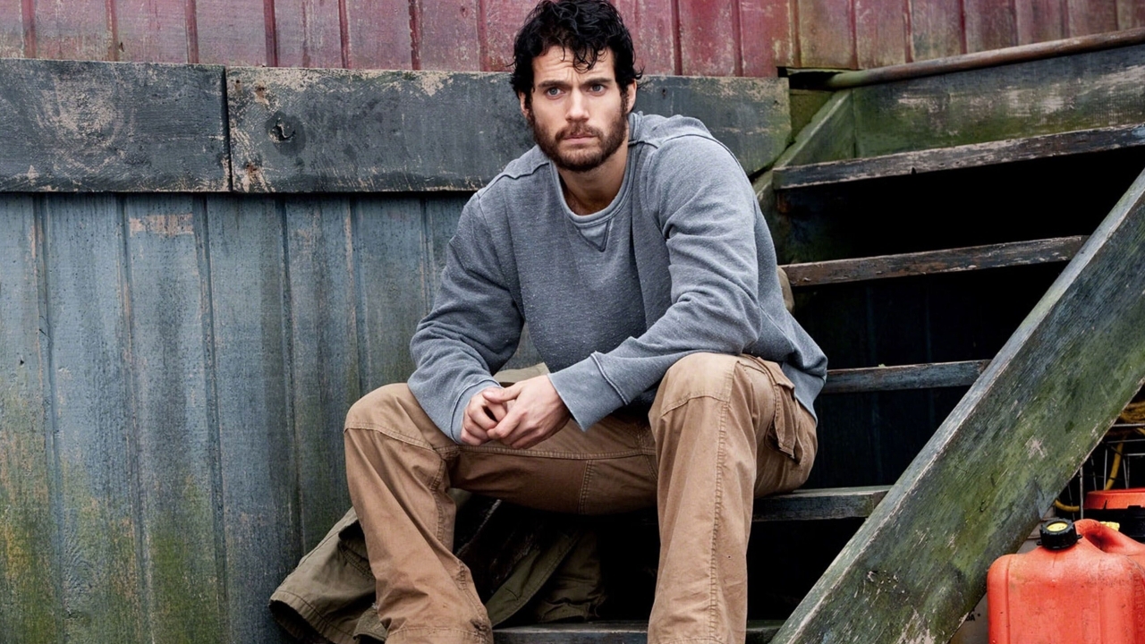 Henry Cavill trekt het Superman-pak aan op speciale foto: "Voordat hij een legende werd"