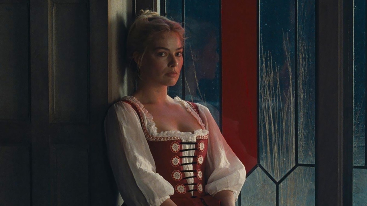 De vonken spatten van het scherm in nieuwe clip voor 'Wuthering Heights' met Margot Robbie