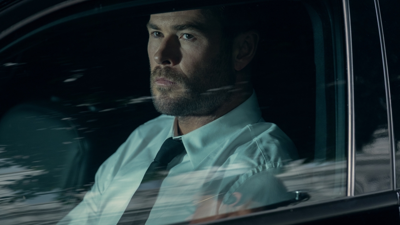 Chris Hemsworth is hardhandig met Barry Keoghan in eerste clip 'Crime 101'