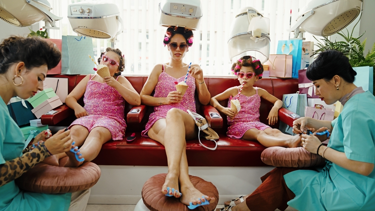 Nienke Plas vecht voor haar kinderen in doldwaze bioscoopfilm 'Treat Her Like a Lady'