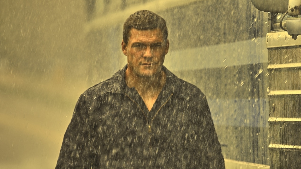 Eerste foto's 'War Machine': Tegen Alan Ritchson hebben zelfs aliens geen schijn van kans