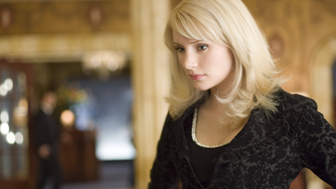 Ze is de dochter van de bekende regisseur Ron Howard, maar haar 'messed-up' jeugdverhaal verrast zelfs Hollywood-fans