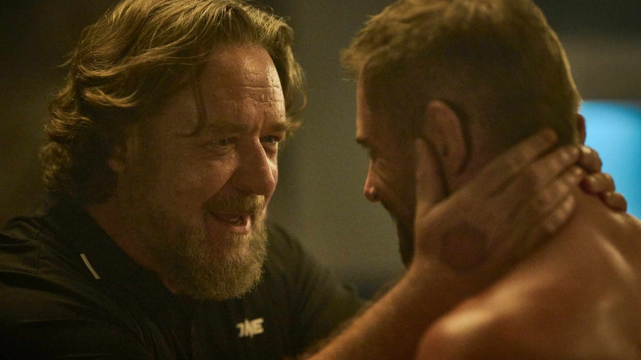 Aanrader: Russell Crowe coacht vechtersbaas in brute trailer 'Beast'